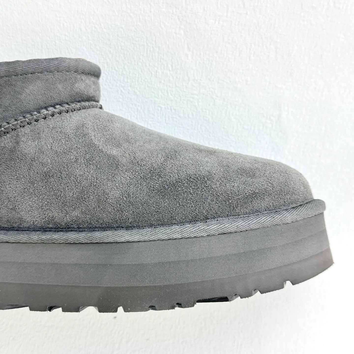 Self-pickup 💰440 Zhou Dongyu mini three-centimeter series snow boots/maroon gray black antelope brown carefully selected Longfeng sheep fur, fine texture, skin-friendly and breathable. The shoe collar is designed with simple tailoring. Easy to put on and take off. Fashionable personality. Comfortable Treadlite by ugg light wing EVA outsole. Comfortable cushioning. Size: 35 36 37 38 39 40